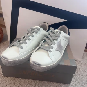 Golden Goose - Säljer ett par Golden Goose, ej använda får med lådan. Storlek 42. 
