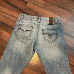 Ljusblå jeans från Replay - Säljer ett par sååå snygga vintage jeans, då dem tyvärr är för små för mig! Skriv vid frågor💞