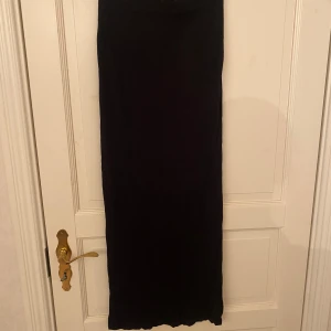 Svart lång kjol - Snygg svart lång kjol från Nelly, knappat använd så i mycket bra skick💕