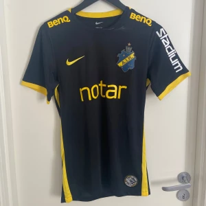 AIK Fotbollströja  - AIK match tröja med detaljer i storlek S med Nabil Bahoui tryck