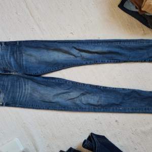 Säljer ett par blå shaping jeans från HM. De har en klassisk femficksdesign och är tillverkade i denim. Jeansen har en shaping-effekt för en smickrande passform och är i en snygg blå tvätt.