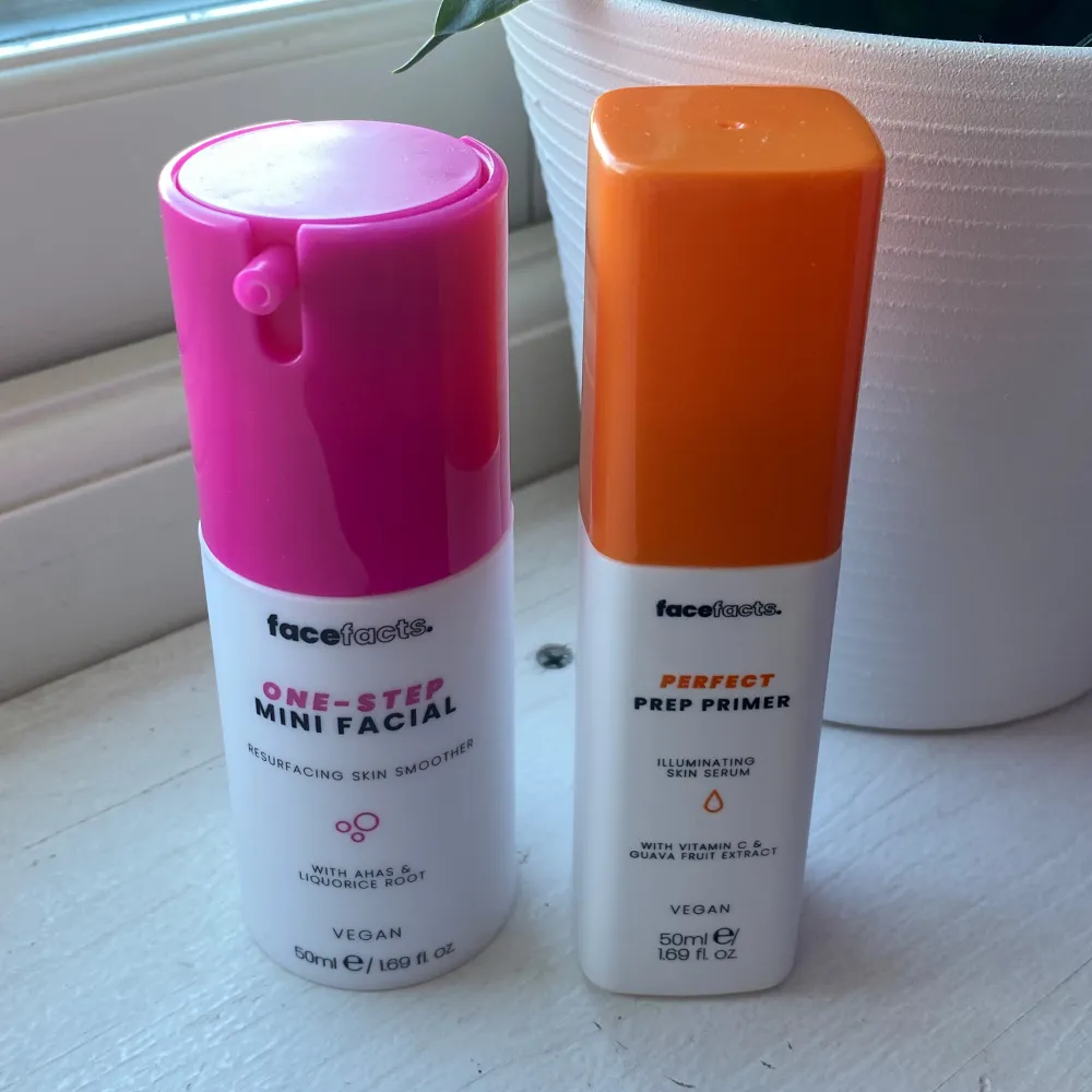 Två sminkprodukter från Face Facts: en One-Step Mini Facial med rosa lock, innehåller AHA-syror och lakritsrot, samt en Perfect Prep Primer med orange lock, berikad med vitamin C och guavaextrakt. Båda är veganska och kommer i smidiga pumpflaskor om 50 ml. Ingen av dom är använda!. Beauty.