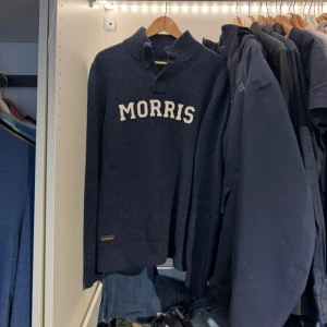 Morris cardigan  - Säljer en Morris cardigan i färgen blå. Modellen är 182 och passar perfekt. Hör av dig vid minsta fråga, priset kan diskuteras💯