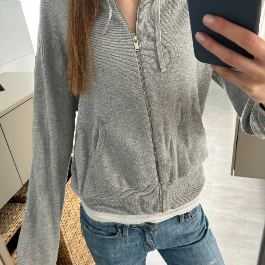 Grå stickad hoodie med dragkedja