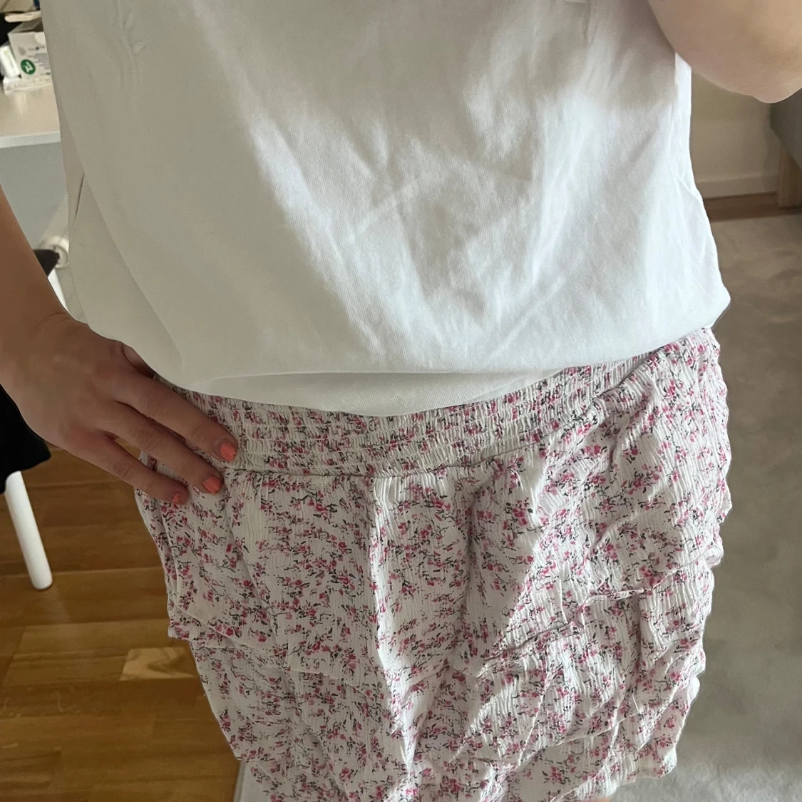 Vit blommig volangkjol från BikBok - 1