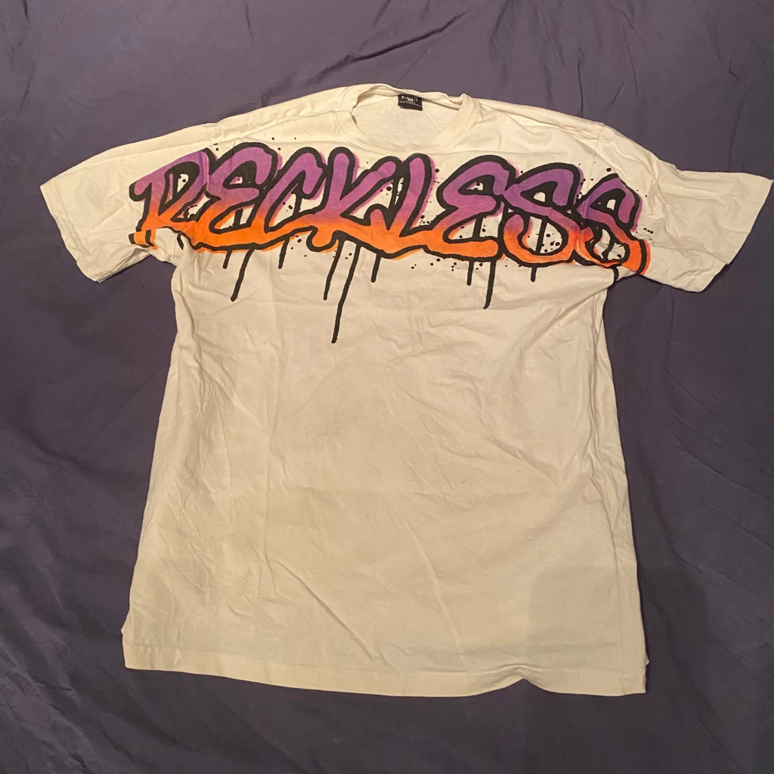 Vit t-shirt med graffiti-tryck från FSBN