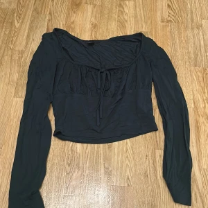 Mörk grön långärmad topp från Shein - Säljer en mörk grön långärmad topp från Shein med knytning framtill. 