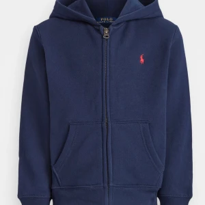 Polo Ralph Lauren zip hoodie  - Fin hoodie från Ralph Lauren!! Den är i bra skick och är knappt använd! 
