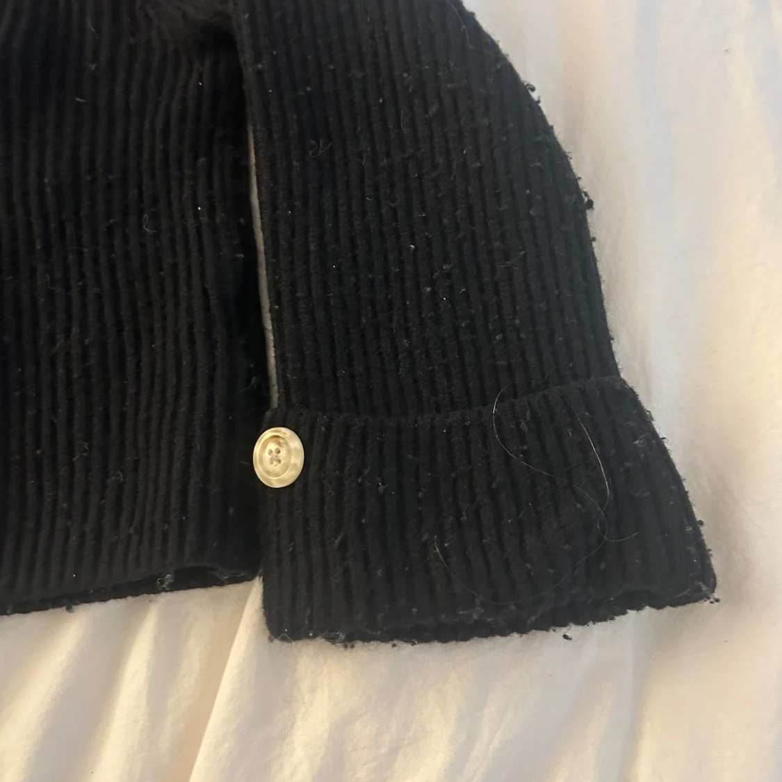 Svart ribbad stickad tröja med knappar - 3