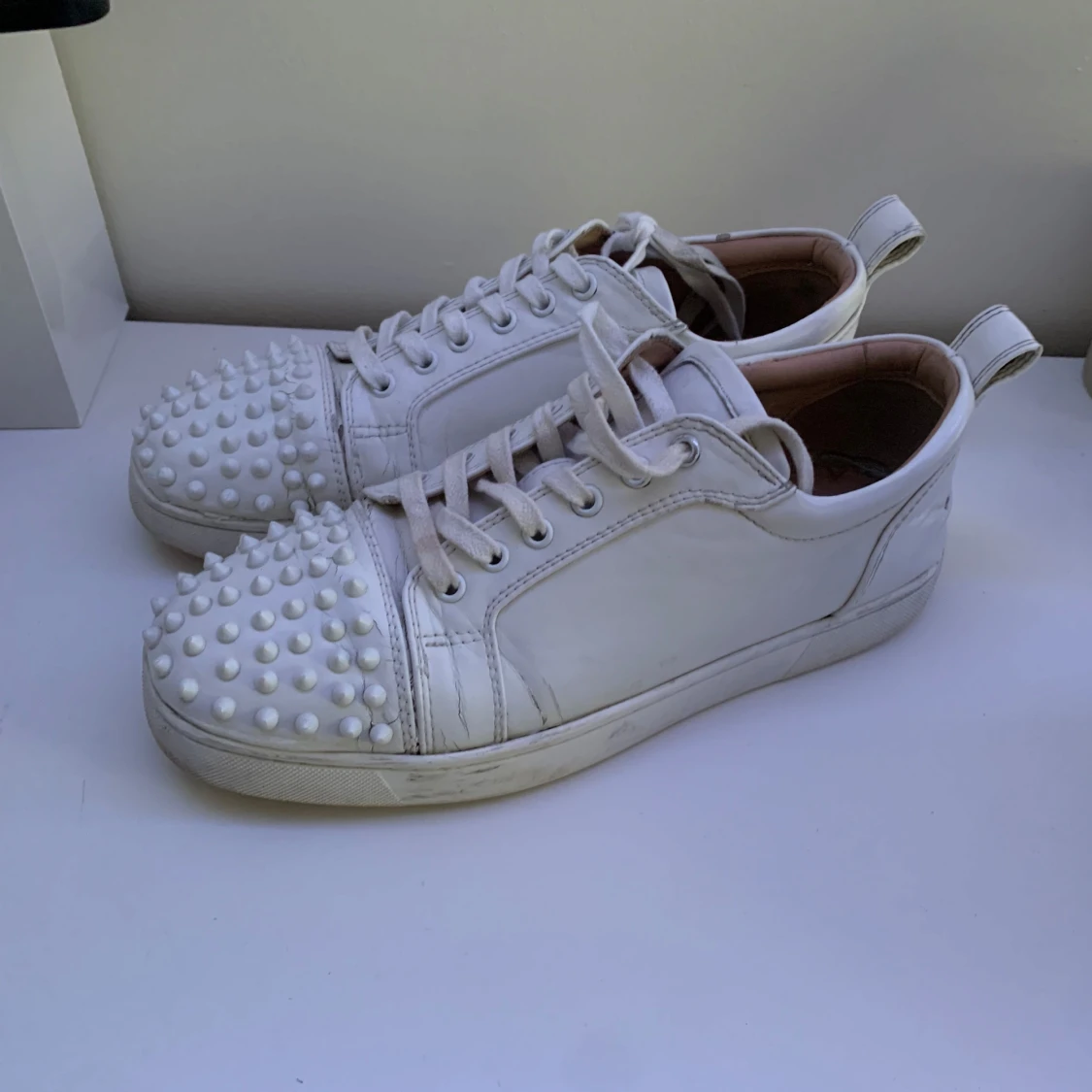 Vita sneakers med nitar från Christian Louboutin - 1