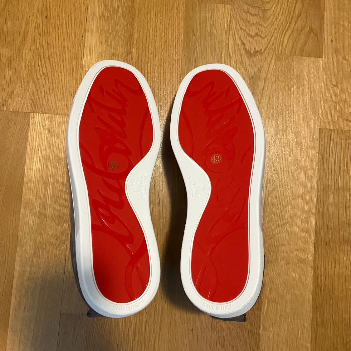 Gråa sneakers i mocka med vit sula - 4