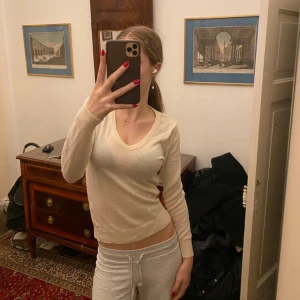 Vit v-ringad ulltröja från GANT - Säljer en krämvit v-ringad tröja från GANT i extra fin lammull. Bra skick❤️