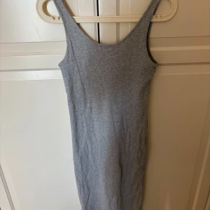 Grå ärmlös klänning - Grå ribbad klänning storlek M