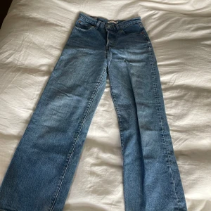 Blå jeansbyxor från Levis  - Säljer ett par klassiska blå jeansbyxor från Levis med en rak passform. Byxorna har fem fickor. Perfekta för en avslappnad stil.