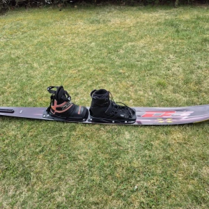 Vattenskida - D3 Custom - Handcrafted - Säljer en fin vattenskida utav märket D3.  Den är handgjord i USA och har 2st helomslutande bindningar.  Det medföljer en extra vinge till fenan.  En ny skida från D3 kostar ~25,000:- idag. https://www.d3skis.com
