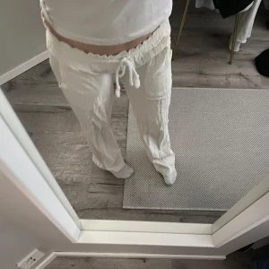 Vita linnebyxor  - Supersnygga och sköna linnebyxor som ser identiska ut som de populära roxy linnebyxorna! Storlek xs men är på gränsen till för små för mig🥹jag har sytt ned de till lågmidjade som ni kan se på bilden är de extremt lågmidjade men tycker sj det är supersnyggt!😻