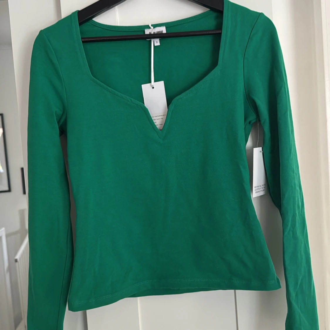 Grön långärmad topp med v-ringning - 1