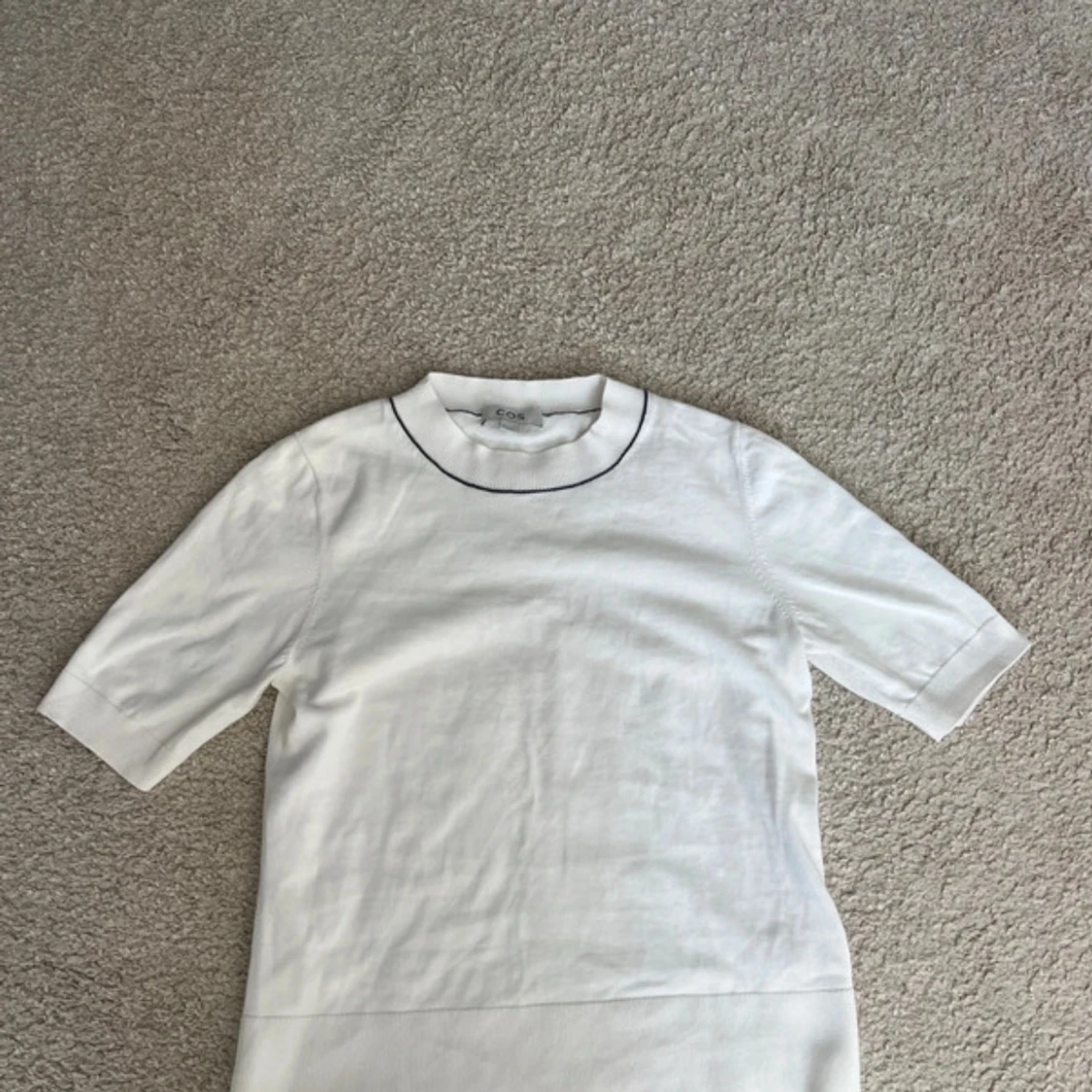 Vit kortärmad tröja från COS