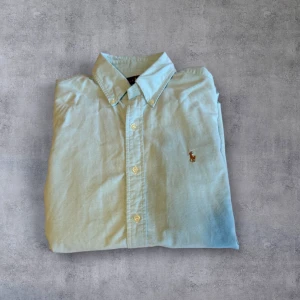 Ljusblå skjorta från Ralph Lauren - Ralph lauren skjorta, passar storleken M [färgen ljusblå] [helt oanvänd och har inga defekter] [nypris 1300kr] kontakta för mer information
