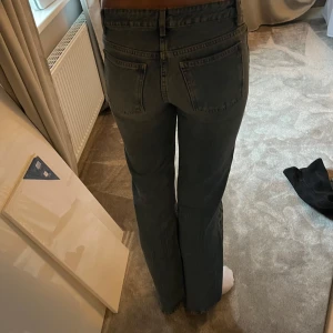 Lågmidjade jeans - Snygga blå jeans som tyvärr blivit för små för mig. 84cm innerbenslängd. Priset kan diskuteras❤️