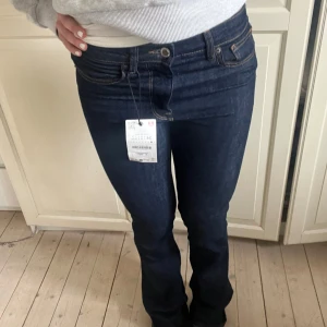 Zara jeans  - Säljer dessa mid rise bootcut jeansen med mörk tvätt från Zara! Supersöta till en blus exempelvi. Helt nya med prislapp kvar, nypris: 350kr💕midjemått: 37cm innerbenslängd: 83cm 