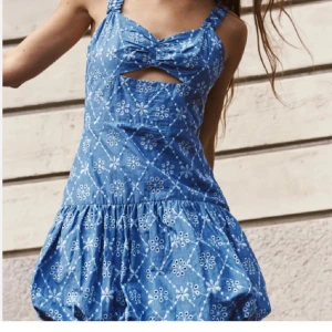 Zara klänning - Intressekoll på denna jätte snygga klänning från Zara. Slutsåld på hemsidan! Säljer beroende på vad jag kan få för den😁