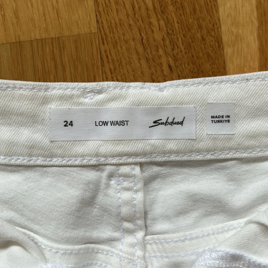 Lowwaist vita shorts från Subdued - 2