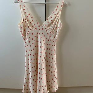 Zara klänning - Supersöt miniklänning med jordgubbar på från Zara i storlek S, använd men fortfarande i superfint skick🩷