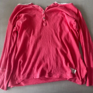 Rosa ribbad långärmad tröja från Odd Molly - Säljer en rosa långärmad tröja från Odd Molly med ribbad struktur och knappar vid halsringningen. Tröjan har en feminin passform och är perfekt för dig som gillar bekväma och snygga basplagg. Tröjan funkar både på S och M 