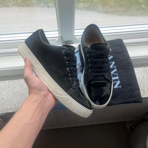 Lanvin skor  - Säljer dessa skit feta lanvins i fint skick! Liten defekt bak som ni kan se på bild 3! Box och dustbag ingår! Frågor? Skicka ett PM!