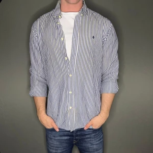 Morris skjorta - Hej säljer nu min fina Morris skjorta i storlek L. Den är i nyskick och kommer vara otroligt snygg nu i vår och framåt sommaren. Nypris cirka 1400kr! Vi kommer att sälja liknande produkter nu i vår och närmare sommar så glöm inte följa profilen!🌊🍾