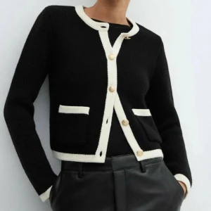 Stickad kofta - Superfin stickad kofta i väldigt fint skick, från mango i storlek M. Passar mig väldigt bra som brukar ha storlek S. Mjukt och finstickat material. Använd enstaka gång.