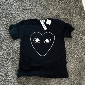 Comme des Garçons Play t shirt - Säljer TVÅ!! Comme des Garçons Play för 699kr styck då dom är för små, det är storlek L men passar M! Kom dm för frågor 