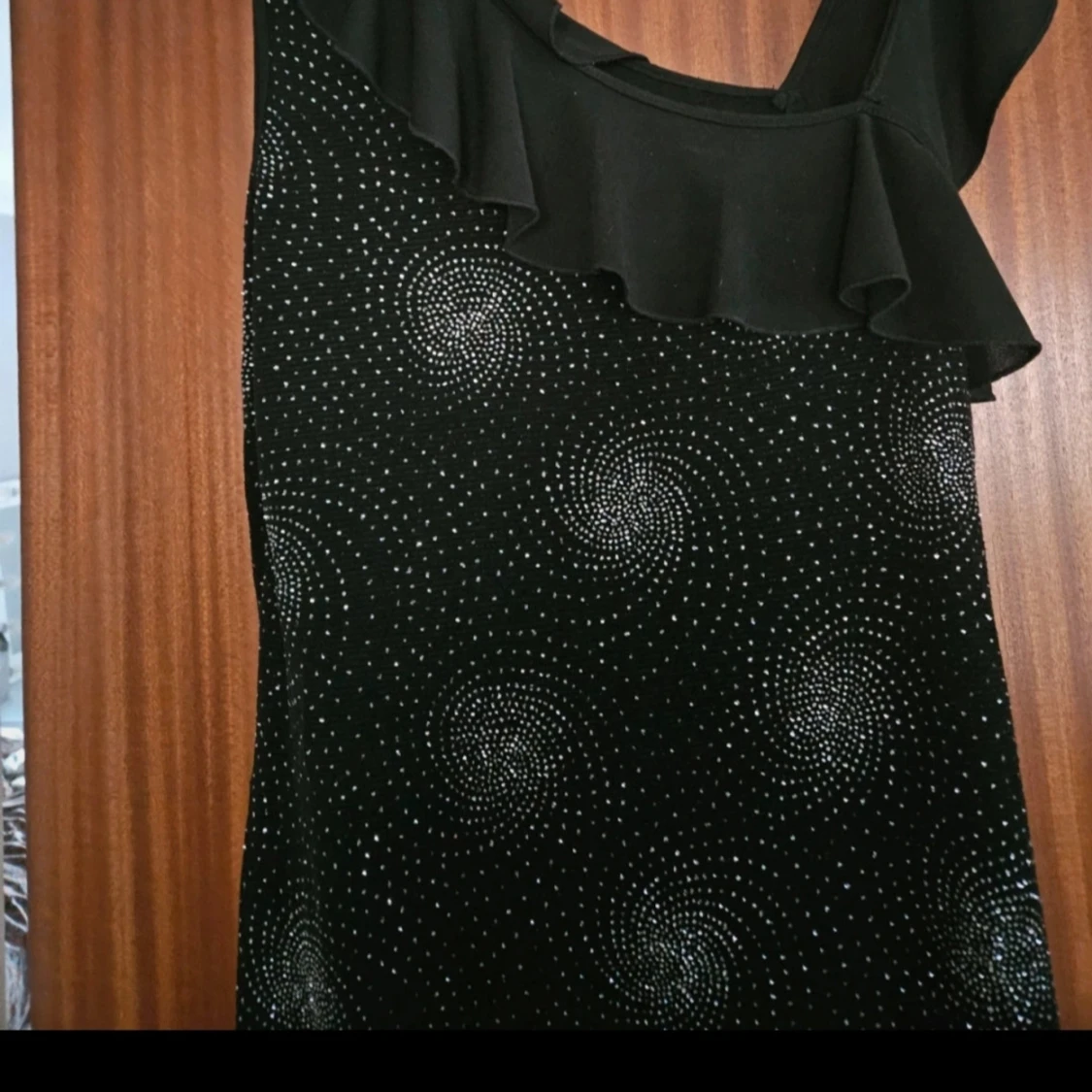 Svart glittrig klänning med volangdetalj - 1