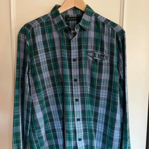 Flanellskjorta från Won Hundred - Tjena säljer nu denna flanellskjorta ifrån Won Hundred som är i nytt skick | skick: 10/10 | Nypris ungefär: 2000kr | Storlek: Sitter som M
