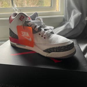 Nike Air Jordan 3 Retro Fire Red - Säljer ett par Nike Air Jordan 3 Retro Fire Red. Skorna har aldrig använts innan, helt nya.