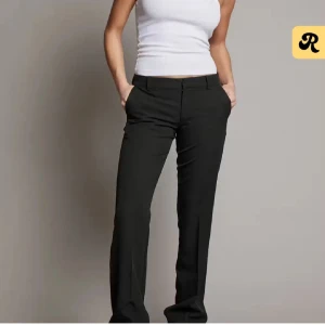 Svarta kostymbyxor  - Snygga svarta kostymbyxor low waist från bikbok. Storlek 34 men passar mig som har vanligtvis har 32. Fint skick! 