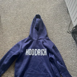 Blå jeansbyxor med normal passform - Säljer ett par klassiska blå jeansbyxor med normal passform. Byxorna har fem fickor, knapp och dragkedja framtill samt snygga slitningar för en cool look. Perfekta till vardags och passar till det mesta.