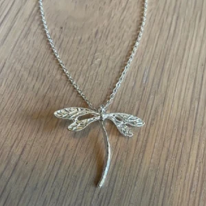 Silver halsband med trollslända - silverhalsband med ett trollslände-hänge. Helt ny! 