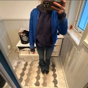 Blå quiltad bomberjacka från Polo Ralph Lauren - Säljer en blå quiltad bomberjacka från Polo Ralph Lauren. Jackan har dragkedja framtill, ribbade muddar och klassisk bombermodell. Perfekt för dig som gillar sportig och stilren look. Broderad logga på bröstet. Är os Torkel xl för barn/ ungdomar så ungefär 15 år