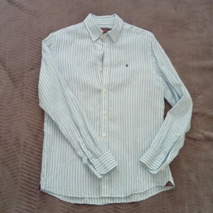 Morris linne skjorta  - Linne skjorta från Morris i jättebra skick. Använd endast fåtal gånger, storlek S. Pris kan diskuteras.