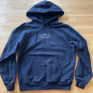 Svart hoodie från Polar Skate Co. - Säljer en svart hoodie från Polar Skate Co. med tryck på både fram- och baksidan. Framsidan har texten 'I struggle on planets keep turning day and night'. Baksidan har ett grafiskt tryck med texten 'My soul, my shoes, my life. How you doing? Been better been worse'. Perfekt för en avslappnad stil.