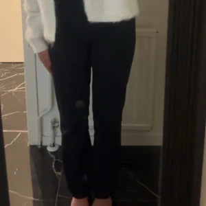 Svarta kostymbyxor - Dom populära kostymbyxorna från bikbok! Har ett till par, därav säljer jag dom! 🥰