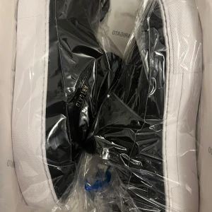 Svarta sneakers från Axel Arigato - Snygga svarta sneakers från Axel Arigato, modell Clean 360. Helt nya, bara provat. Skorna har en stilren design med vit sula och är perfekta för en modern look. Tillverkade i högkvalitativt material för bästa komfort.