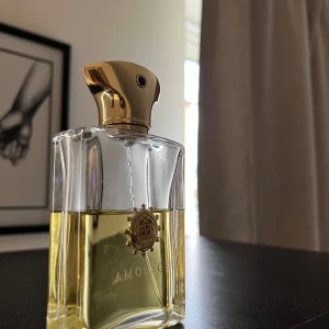 Amouage Jubilation XXV - En flaska från deras Vintage kollektion med den ursprungliga förpackningen som tillkommer. Extremt lyxig niche doft. Mängd enligt bilden, flaskan rymmer 100ml.
