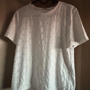 Vit T-shirt med broderade detaljer - Aldrig använd