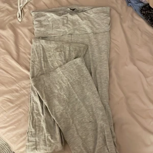 Grå mjukisbyxor - Säljer ett par bekväma grå mjukisbyxor. Perfekta för en avslappnad dag hemma eller för en lugn promenad. Byxorna har en elastisk midja för extra komfort.