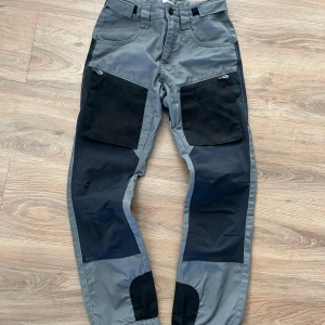 Grå och svarta byxor från Tilly & Maddox - Säljer ett par grå och svarta byxor från Tilly & Maddox. Byxorna har stretchpartier