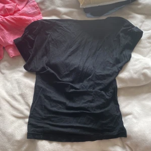 T shirt med öppen rygg - Så snygg t shirt med öppen rygg!! Använd men hyfsat bra skick💞