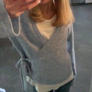 Blå omlott tröja - Oanvänd.